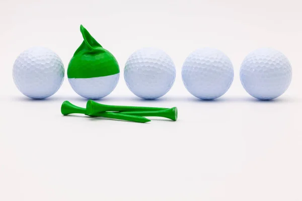 Witte golfballen met grappige pet op de witte achtergrond. — Stockfoto