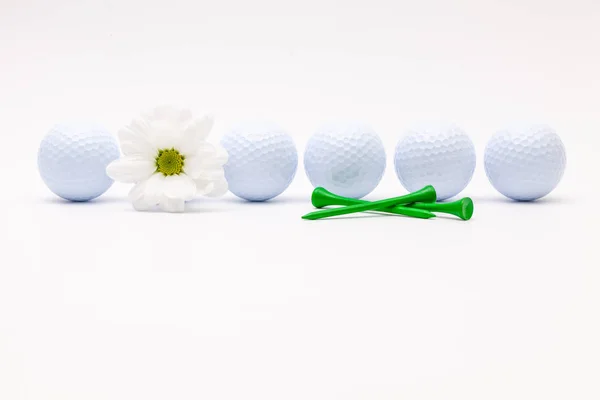 Bolas de golf blancas y flor de espía en el escritorio blanco —  Fotos de Stock