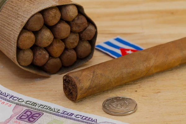 Luxury Cuban cigars and money on the wooden desk — Stock Photo, Image