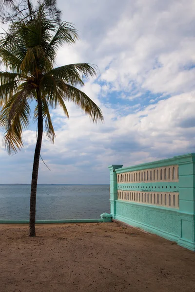 Sur la plage vide de Cienfuego, Cuba — Photo