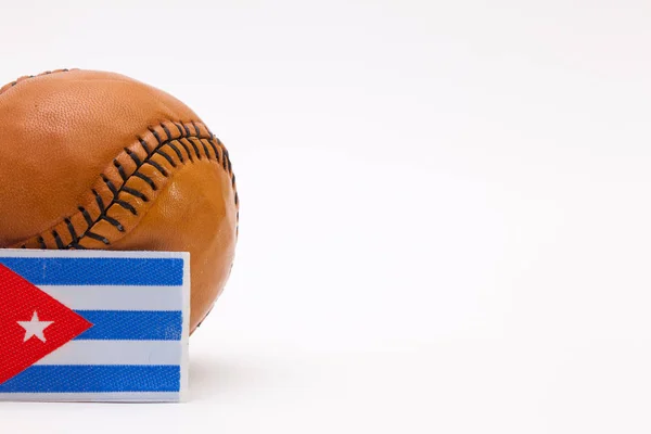 Pelota de béisbol de cuero y bandera cubana —  Fotos de Stock