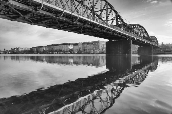 Puente ferroviario de hierro antiguo en Praga, República Checa . —  Fotos de Stock