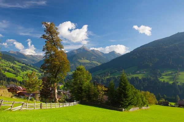 Az alpesi falu, Alpbach és az Alpbach, Ausztria. — Stock Fotó
