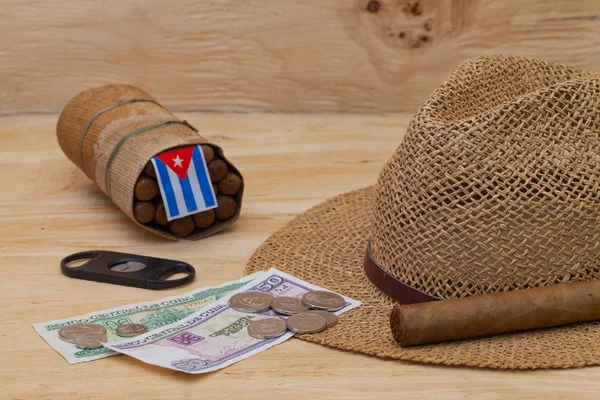 Сиеста - сигары, соломенная шляпа и кубинские банкноты — стоковое фото