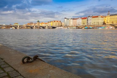 Gün batımında Jirasek bridge ile Prag panorama görüntüleyin