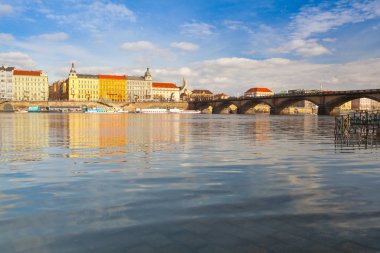 Gün batımında Palacky bridge ile Prag panorama görüntüleyin