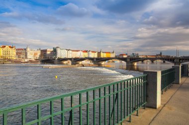 Gün batımında Jirasek bridge ile Prag panorama görüntüleyin