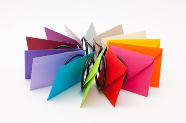 Beyaz masa üzerinde farklı renkli zarflar