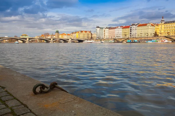Gün batımında Jirasek bridge ile Prag panorama görüntüleyin