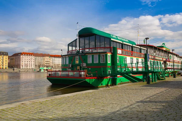 Botel Admiral vid floden Moldau i Prag. — Stockfoto