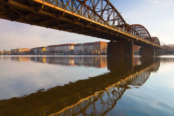 Gamla järn järnvägsbron i Prag, Tjeckien. — Stockfoto