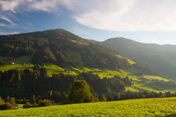 Az alpesi falu, Alpbach és az Alpbach, Ausztria. — Stock Fotó