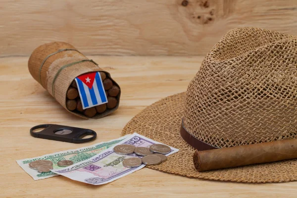 Siesta - charutos, chapéu de palha e notas de Cuba — Fotografia de Stock