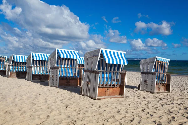 Chaises de plage traditionnelles en bois sur l'île de Rugen, Allemagne — Photo