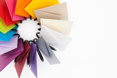 Pervane beyaz masa üzerinde renkli zarf