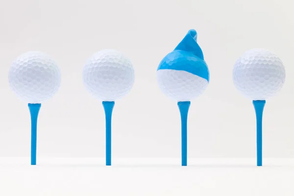 Komik şapkalı beyaz golf topları. Komik golf kavramı. — Stok fotoğraf