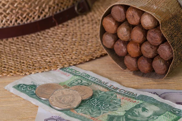 Siesta - cigars, straw hat and Cuban banknotes — Stock Photo, Image