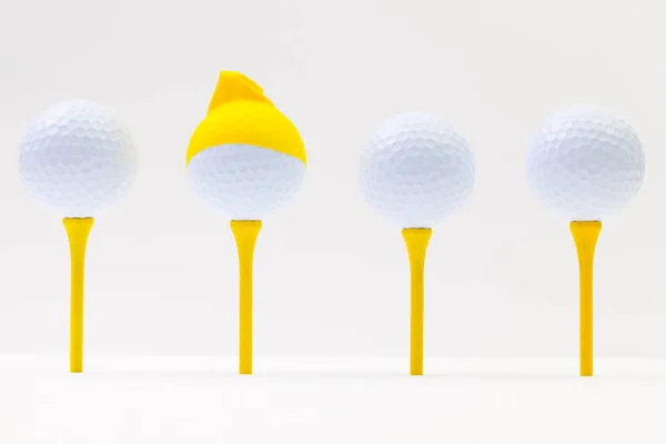 Vit golfbollar med rolig mössa. Rolig golf konceptet. — Stockfoto