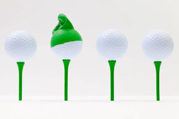 Vit golfbollar med rolig mössa. Rolig golf konceptet. — Stockfoto