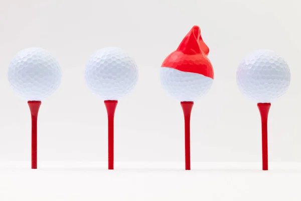 Vit golfbollar med rolig mössa. Rolig golf konceptet. — Stockfoto