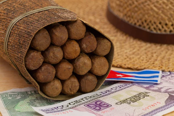 Siesta - doutníky, slaměný klobouk a kubánské bankovky — Stock fotografie