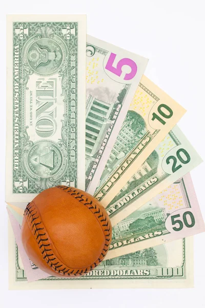 Bola de basebol de couro e notas de dólar . — Fotografia de Stock