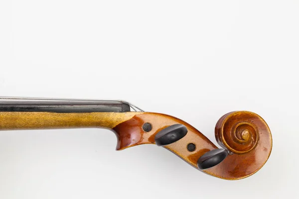 상위 뷰 닫기 최대 오래 된 바이올린에 총 화이트 테이블. — 스톡 사진