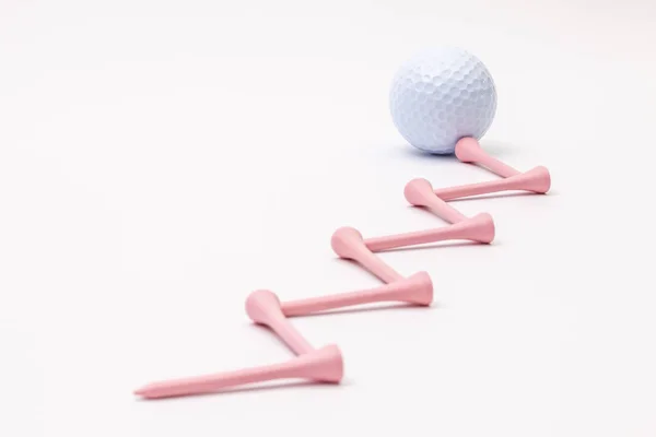 白色のゴルフボールと木製ティー — ストック写真
