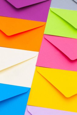 Masanın üzerinde farklı zarflar