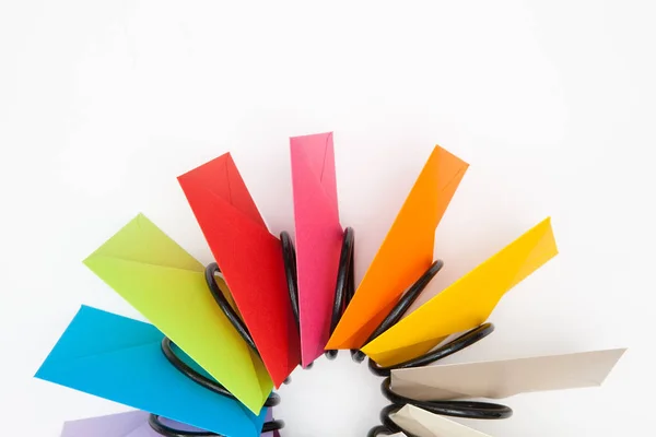 Hélice de sobres de colores en el escritorio blanco —  Fotos de Stock