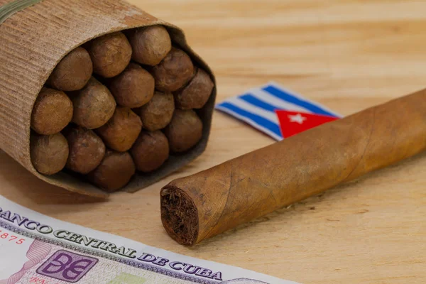 Lüks Küba purosu ve ahşap masa üzerinde para — Stok fotoğraf