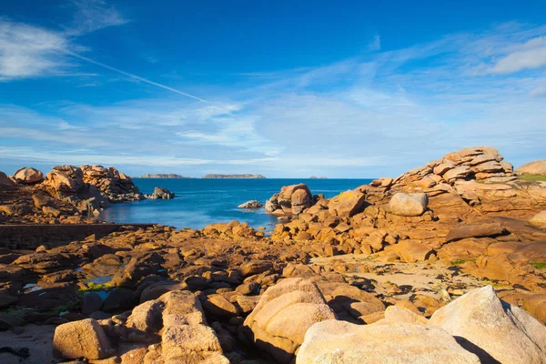 Roze granietkust in Bretagne, Frankrijk. — Stockfoto