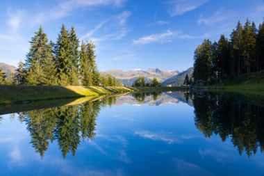 Gölün üstünde belgili tanımlık tepe yukarıda Alp Köyü Alpbach, Avusturya
