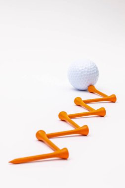 beyaz golf topları ve ahşap tees 