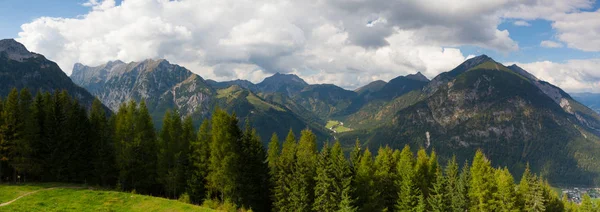 トップ - アルプバッハ渓谷、オーストリアからマウンテン ビュー — ストック写真