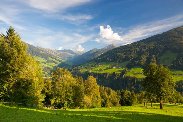 Il villaggio alpino di Alpbach e l'Alpbachtal, Austria . — Foto Stock