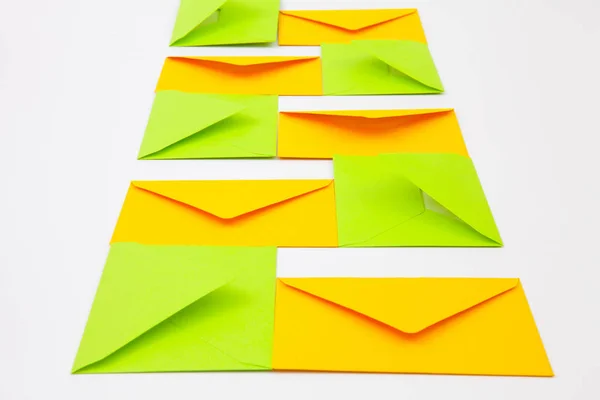 Envelopes coloridos diferentes na mesa — Fotografia de Stock