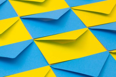 Masada farklı renkte zarflar var.