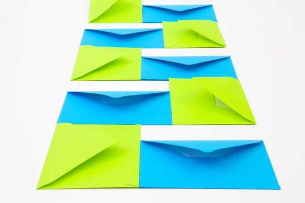 Enveloppes de différentes couleurs sur la table — Photo