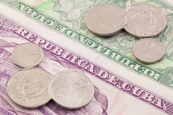 Kubai bankjegyek és érmék az asztalon. — Stock Fotó