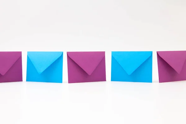 Verschillende gekleurde enveloppen op de tafel — Stockfoto