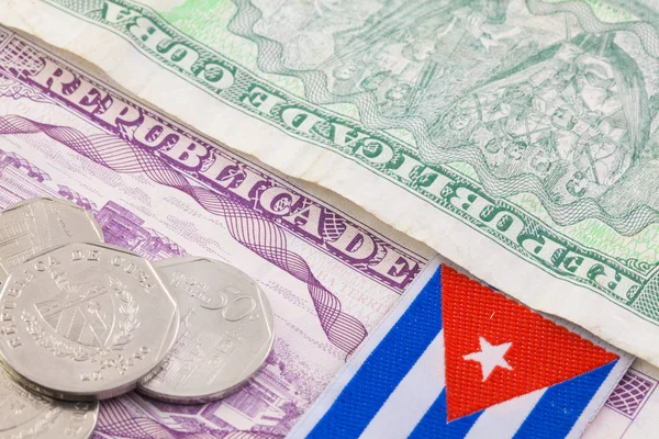 Küba banknot ve madeni paralar masaya. — Stok fotoğraf