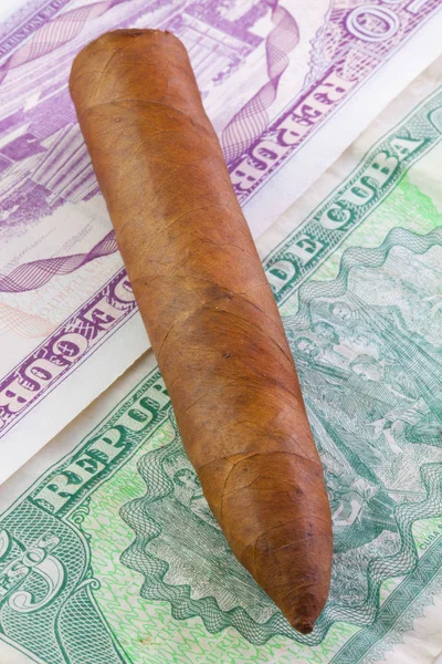 Cigarros y billetes cubanos — Foto de Stock
