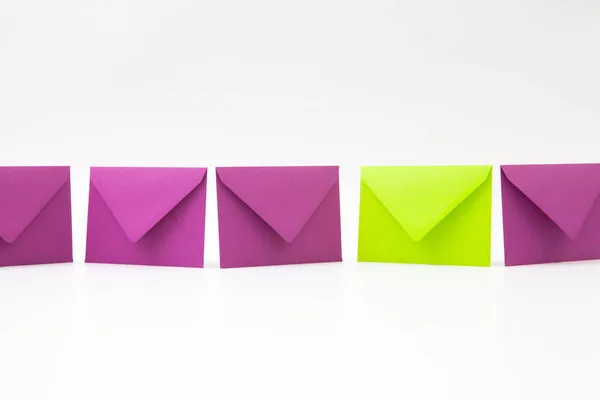 Różne kolorowe koperty na stole — Zdjęcie stockowe