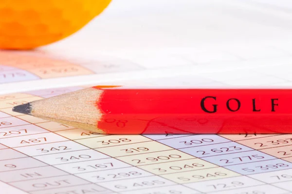 Pallina da golf arancione, carta punteggio golf e matita . — Foto Stock