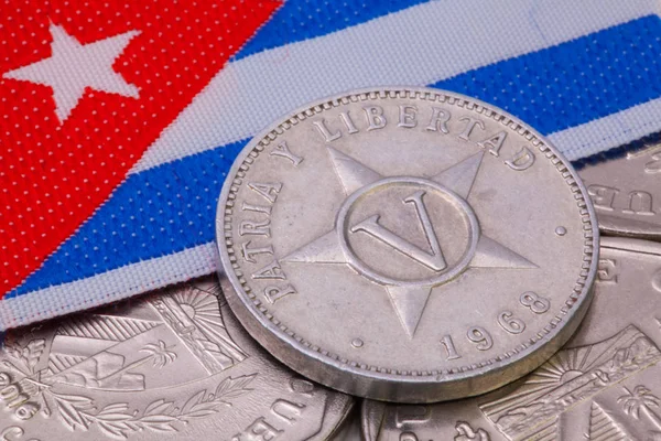 Cubaanse peso munten op tafel. — Stockfoto