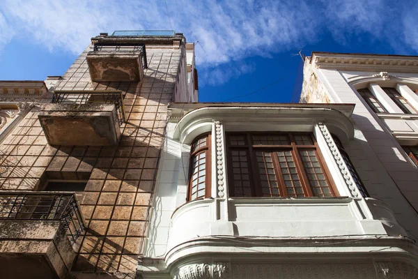 Arquitetura colonial danificada e renovada em Ciudad de La Habana, Cuba — Fotografia de Stock