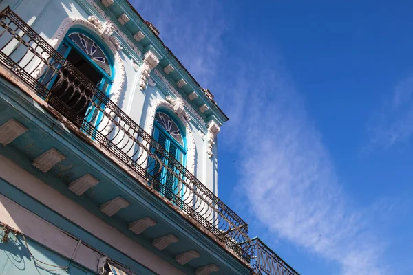 经典的殖民地建筑，在哈瓦那，古巴. — 图库照片
