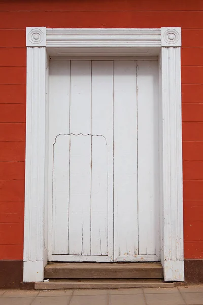 Типичное колониальное здание с большими и маленькими дверями, Тринидад — стоковое фото