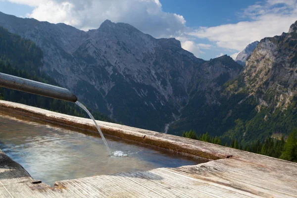 Paisaje rural con pozo de agua de madera.Achensee Lake área, Austria — Foto de Stock